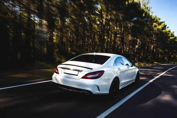 Witte chromen auto op de outdoor drive in de zomer, uitzicht van achteren — Stockfoto