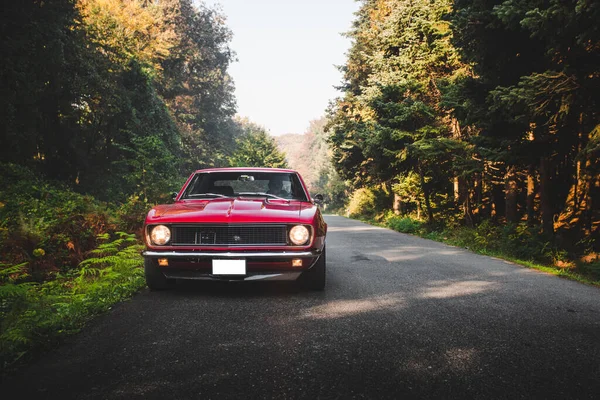 Un coupé design classique rouge sur la route du centre-ville — Photo