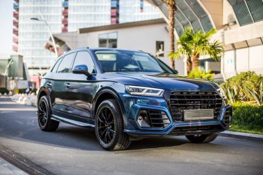 Şehir merkezinde mavi lüks spor araba test sürüşü