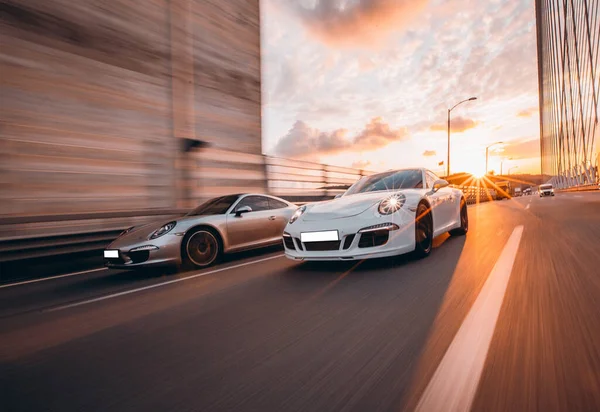 Рух швидкості між двома спортивними автомобілями в тунелі. — стокове фото