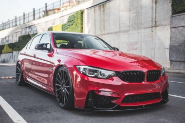 Bir satış merkezinin önündeki kırmızı evrensel SUv.