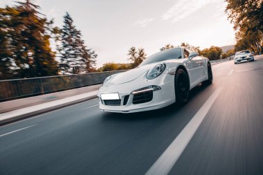 Beyaz spor araba şehir merkezinde acele sürüş