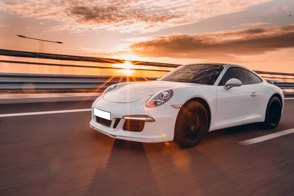 Carro esporte branco movimento extremo sob o céu bonito — Fotografia de Stock