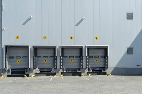 Quatre portes battantes dans un entrepôt Photo De Stock