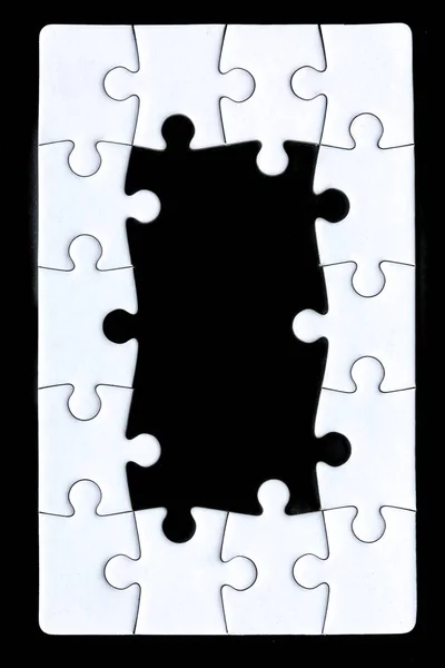 A borda de um quebra-cabeça contra um fundo preto — Fotografia de Stock