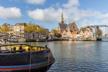 Marnixkade tarafından Maassluis, The Netherland üzerinde su üzerinde göster