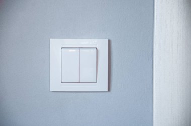 gri duvardaki bir düğmeye