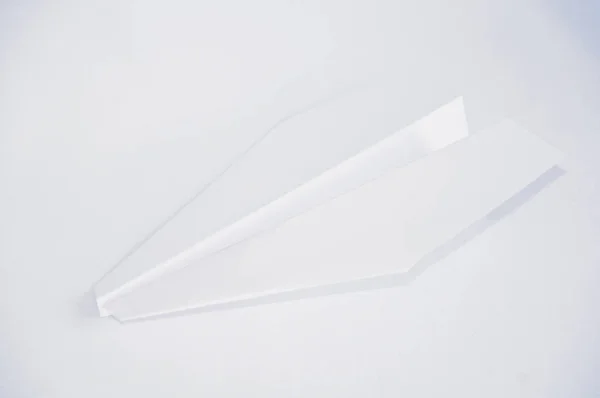 Un aereo di carta sullo sfondo bianco — Foto Stock