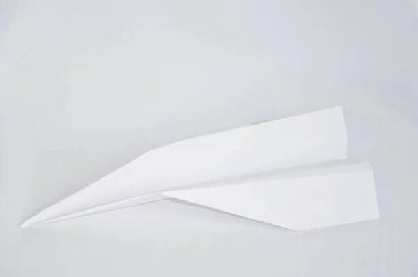 Um avião de papel no fundo branco — Fotografia de Stock