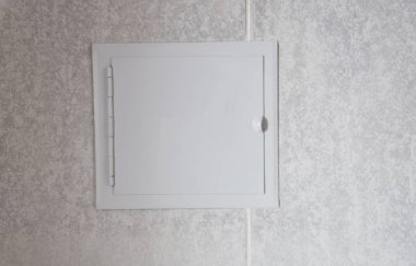 Duvardaki küçük beyaz kapı