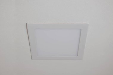 Kare spot beyaz tavan