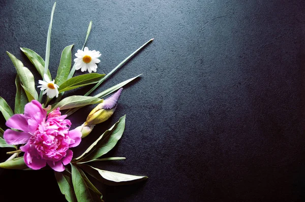 Blommor på mörka bordet — Stockfoto