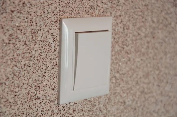 O interruptor na parede marrom — Fotografia de Stock