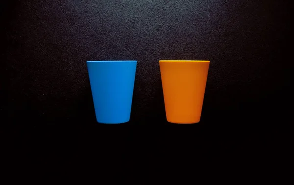 Deux tasses en plastique sur la table noire — Photo