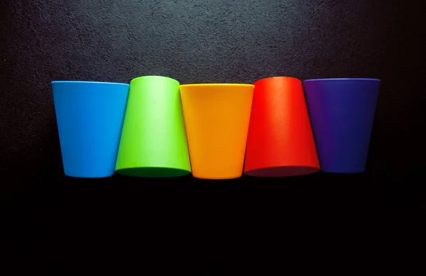 Tasses colorées sur la table noire — Photo