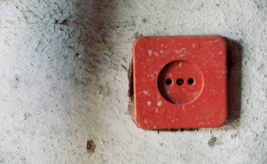 Duvardaki bir elektrik prizine