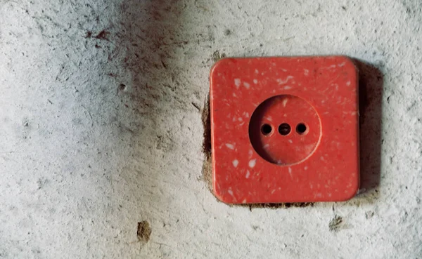 Duvardaki bir elektrik prizine