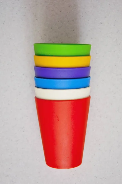 Set farbiger Tassen auf einem Tisch — Stockfoto