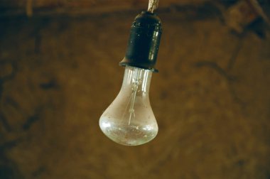 Odasındaki eski ampul