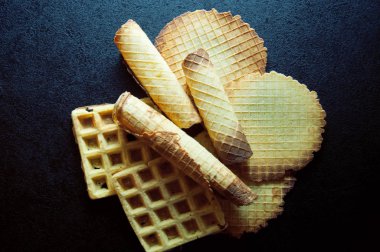 siyah arka plan üzerine lezzetli waffle