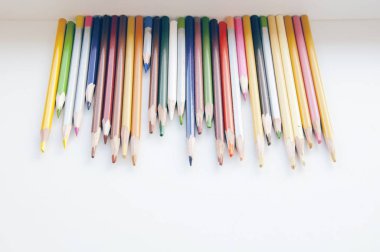 üst üste renkli kalemler