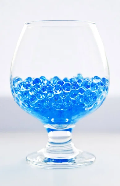 Bir bardak mavi küçük topları — Stok fotoğraf