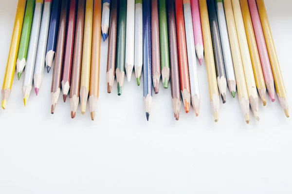 Кольорові олівці в ряд — стокове фото