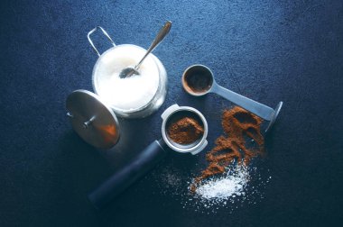 Zemin kahve ve şeker masada