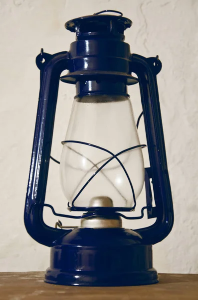 Vecchia lampada al cherosene sul tavolo — Foto Stock