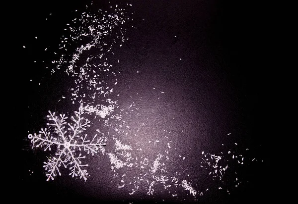Winter zwarte achtergrond met sneeuwvlokken — Stockfoto
