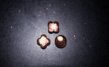 Üç çikolata şekerleme, üst 