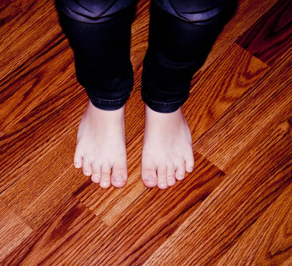 Çocuğun ayakları yere, en iyi — Stok fotoğraf