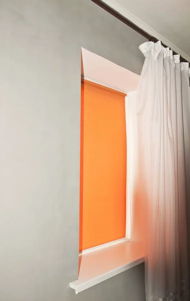 橙色卷和薄纱窗 — 图库照片