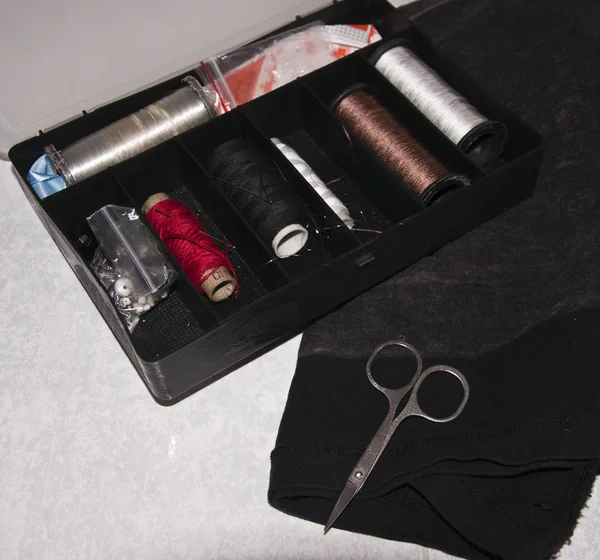 Cloth, thread, needles and scissors — Stock Photo, Image