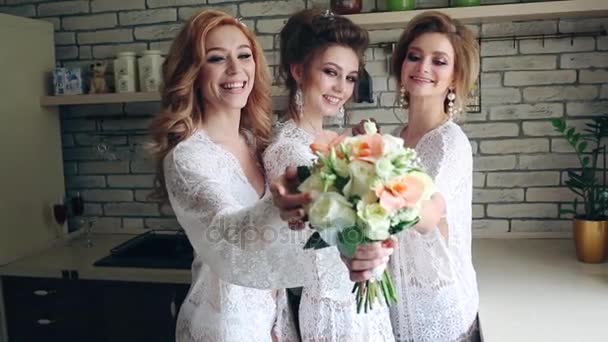 Молодая невеста с симпатичными подружками невесты — стоковое видео