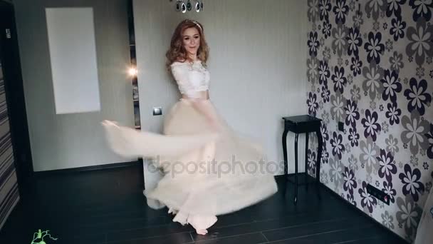 Bruid wappert haar jurk — Stockvideo