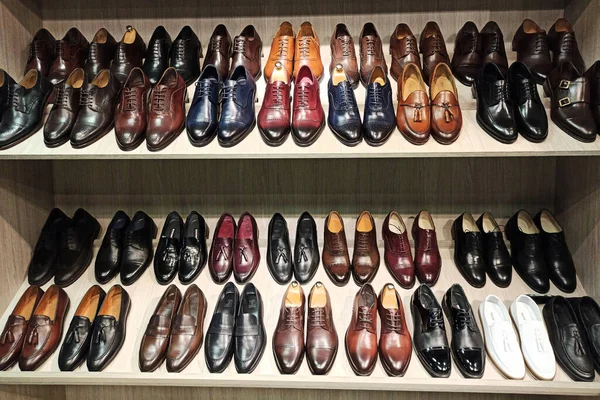 Mağaza vitrininde hakiki deriden yapılmış klasik erkek ayakkabıları.. — Stok fotoğraf