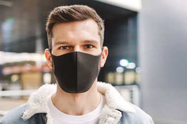 Tıbbi maskeli bir adamın portresi..