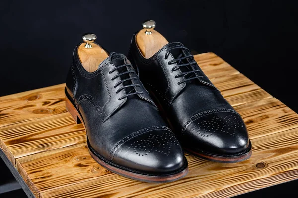 Koyu bir arka planda şık siyah ayakkabılar.. — Stok fotoğraf