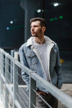 Boş bir alışveriş merkezinde şık bir adam.