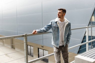 Boş bir alışveriş merkezinde şık bir adam.