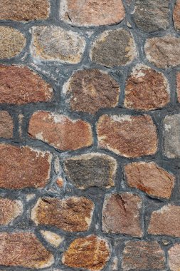 Büyük taşlardan bir duvar.