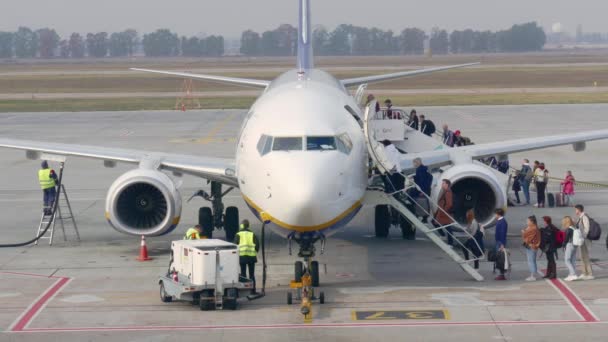 Passagiers Instappen Het Vliegtuig Boryspil Oekraïne Oktober 2019 Vertrekkende Passagiers — Stockvideo
