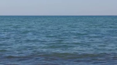 Deniz ve gökyüzü arka planı. Arkaplan: denizdeki küçük dalgalar ve mavi gökyüzü