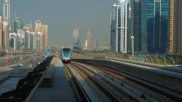 Dubais Tunnelbanetåg Helautomatiska Futuristiska Tåg Anländer Till Tunnelbanestationen Dubai — Stockvideo