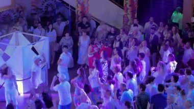 Costa Diadema Gemi Gemisi - 16 Aralık 2019: Animatörler akşam eğlence programı sırasında gemi ziyaretçilerini ağırlıyor..