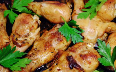 Kızarmış tavuk drumsticks otlar ile pişmiş. Izgara tavuk.