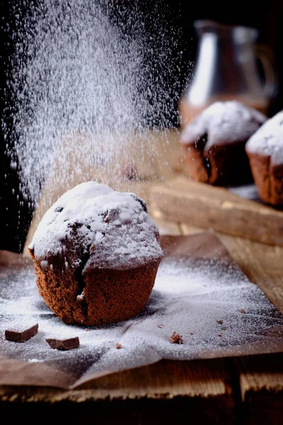 粉砂糖をまぶした甘いチョコレートのマフィン — ストック写真