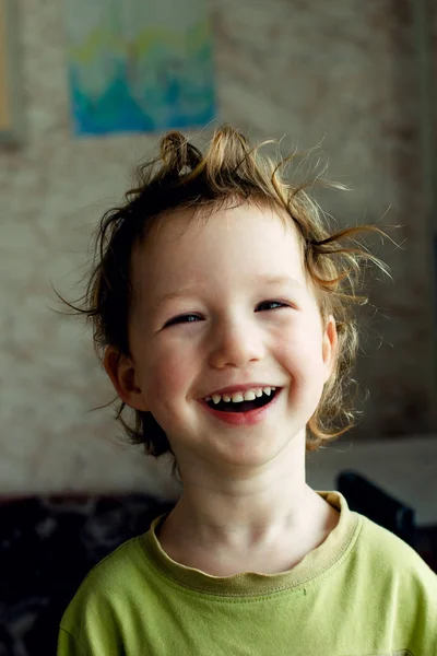 Ritratto di felice gioioso bel bambino con i capelli chiari, grande acconciatura. Lui ride e sorride — Foto Stock