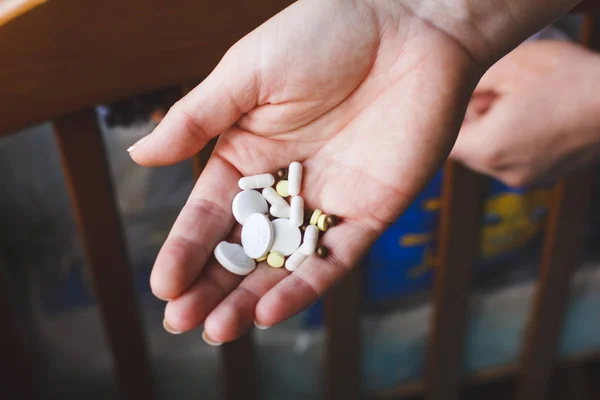 Olika piller i en kvinna hand ang ett glas rent vatten. Medicin-konceptet — Stockfoto